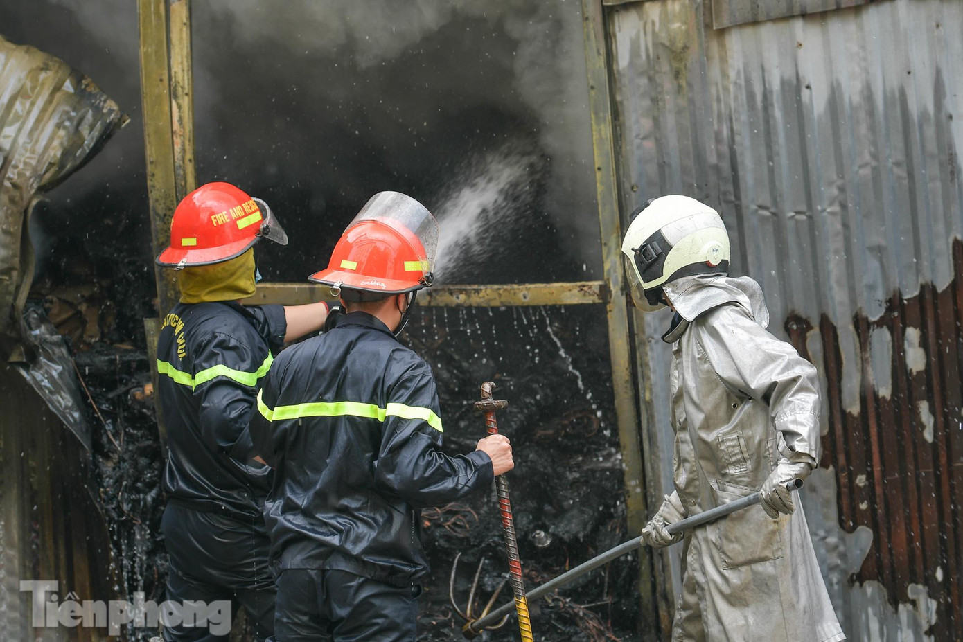 Lực lượng chức năng cố gắng dập lửa từ bên ngoài. Lực lượng chức năng cố gắng dập lửa từ bên ngoài.