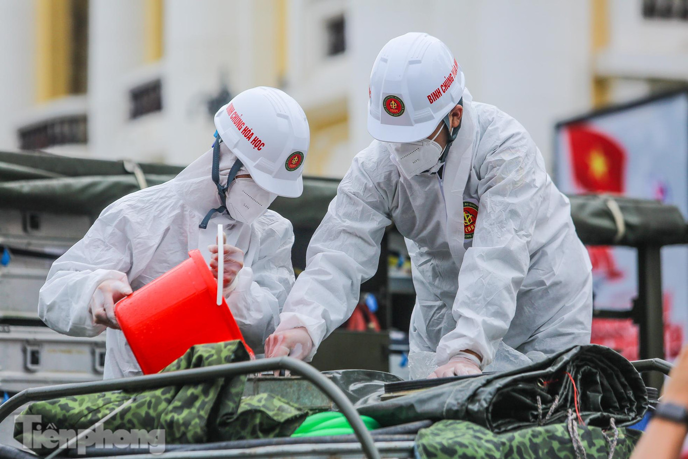 Các chiến sĩ pha thuốc phun khử trùng Cloramin B.