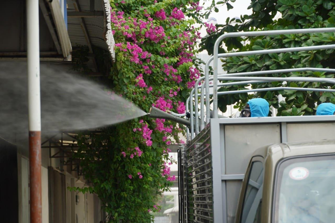 Phun từng ngóc ngách, từng xưởng, từng nhà trong khu công nghiệp. Ảnh: Nguyễn Minh.