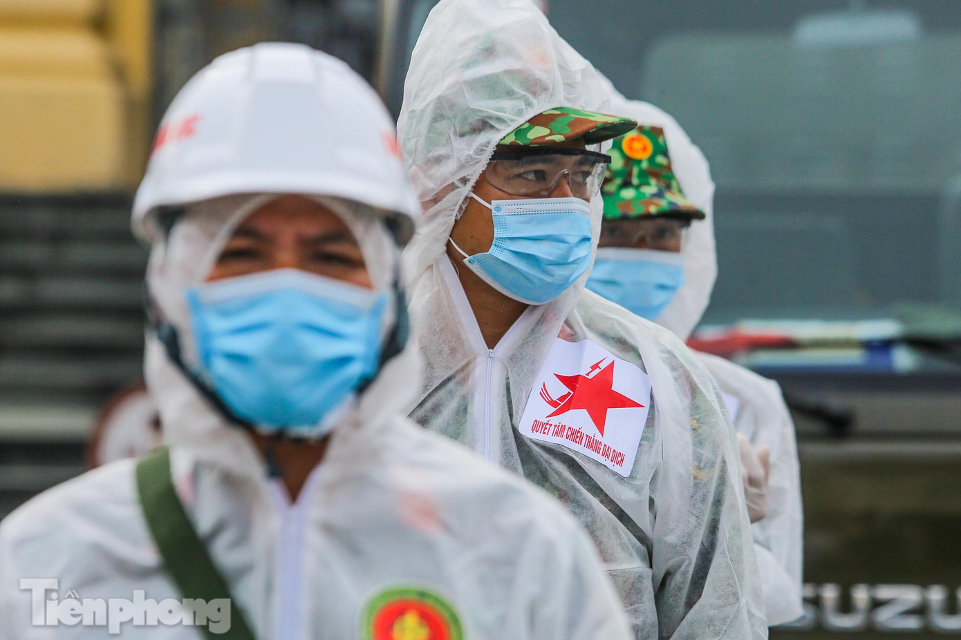 Khẩu hiệu "Quyết tâm chiến thắng đại dịch" được dán lên ngực các chiến sĩ.