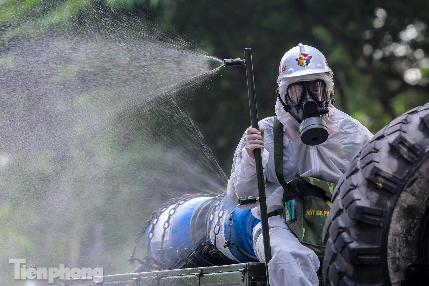 Những vòi phun tự động trên xe quân đội.