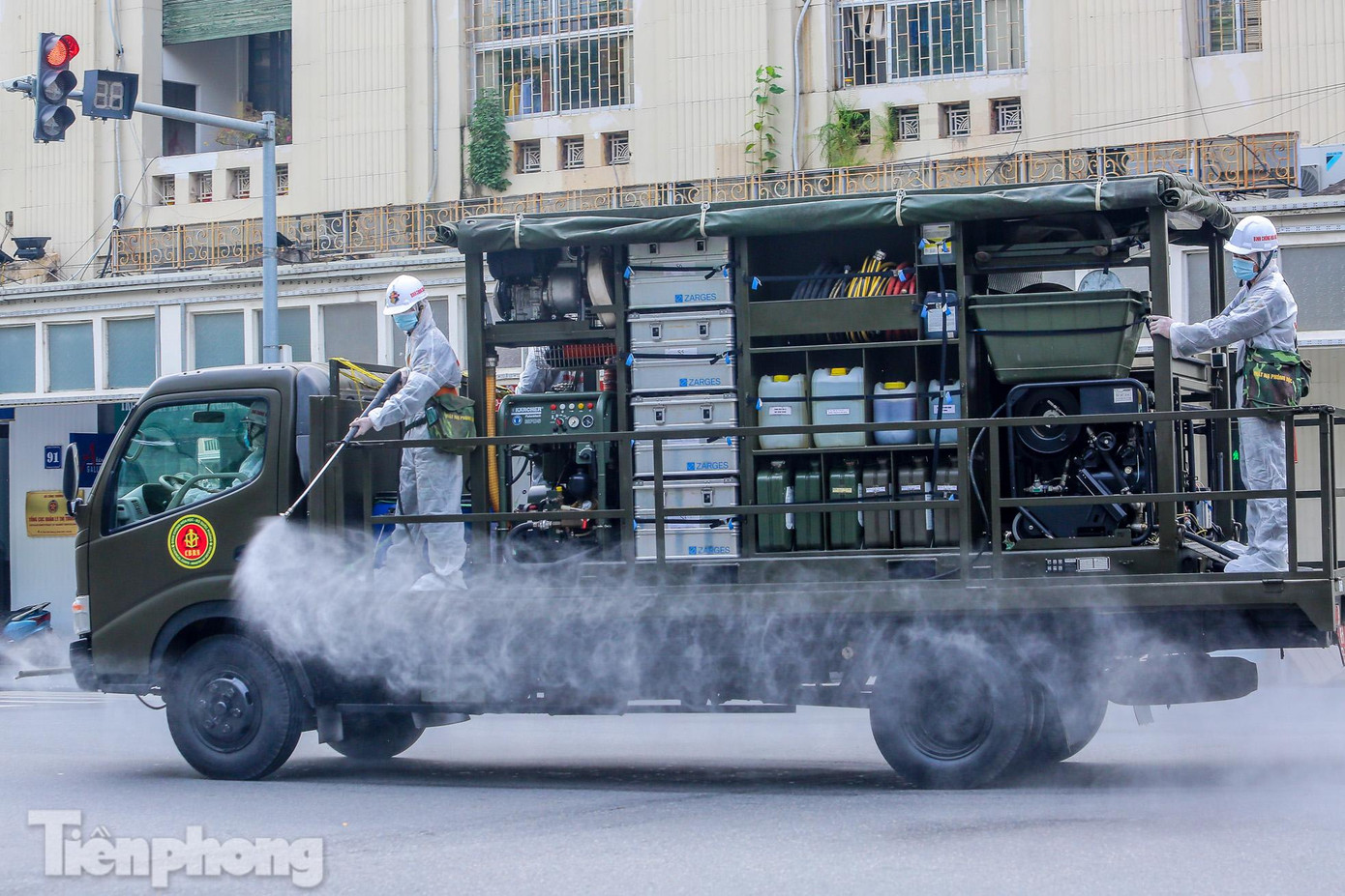 Khoảng 15 xe chuyên dụng chạy khắp 10 phường khu phố cổ, 2 phường ngoài đê, đường Hai Bà Trưng, Lý Thường Kiệt, Trần Hưng Đạo, các tuyến đường xung quanh hồ Hoàn Kiếm, Thành ủy và UBND TP Hà Nội.