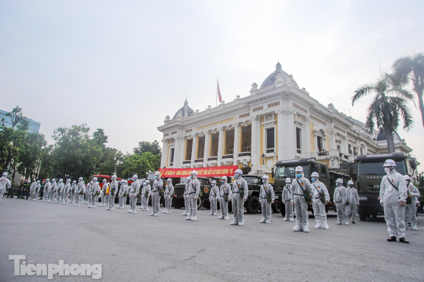 Đúng 7h sáng nay (26/7), Binh chủng hóa học (Bộ Quốc phòng) và Bộ tư lệnh Thủ đô tập trung tại khu vực Nhà hát Lớn chuẩn bị tiến hành phun khử khuẩn diện rộng trên địa bàn quận Hoàn Kiếm.
