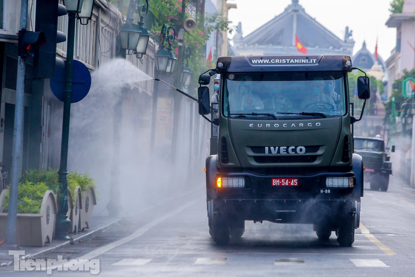 Ngoài quận Hoàn Kiếm, trong hôm nay, Bộ tư lệnh Thủ đô tiến hành phun khử khuẩn tại quận Đống Đa, Hoàng Mai và huyện Chương Mỹ.