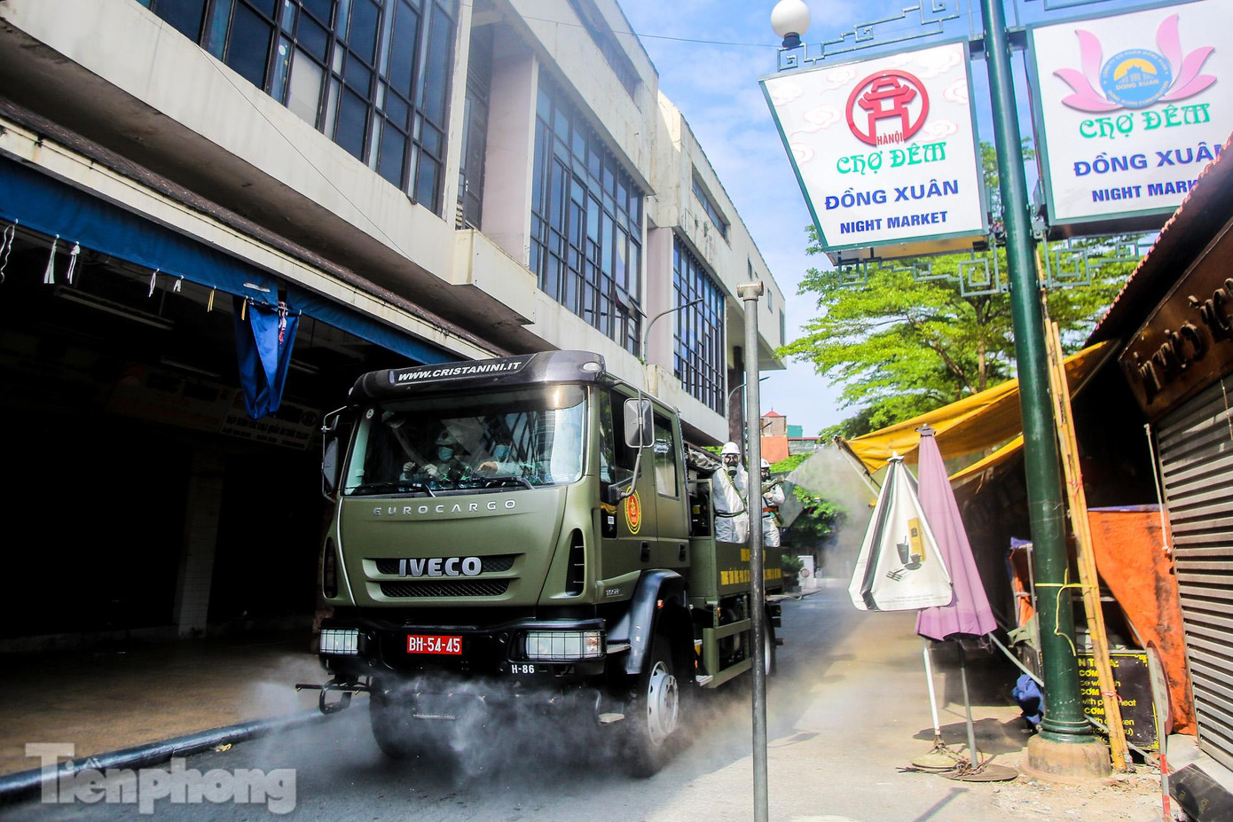 Từng gian khu chợ này được phun khử khuẩn.