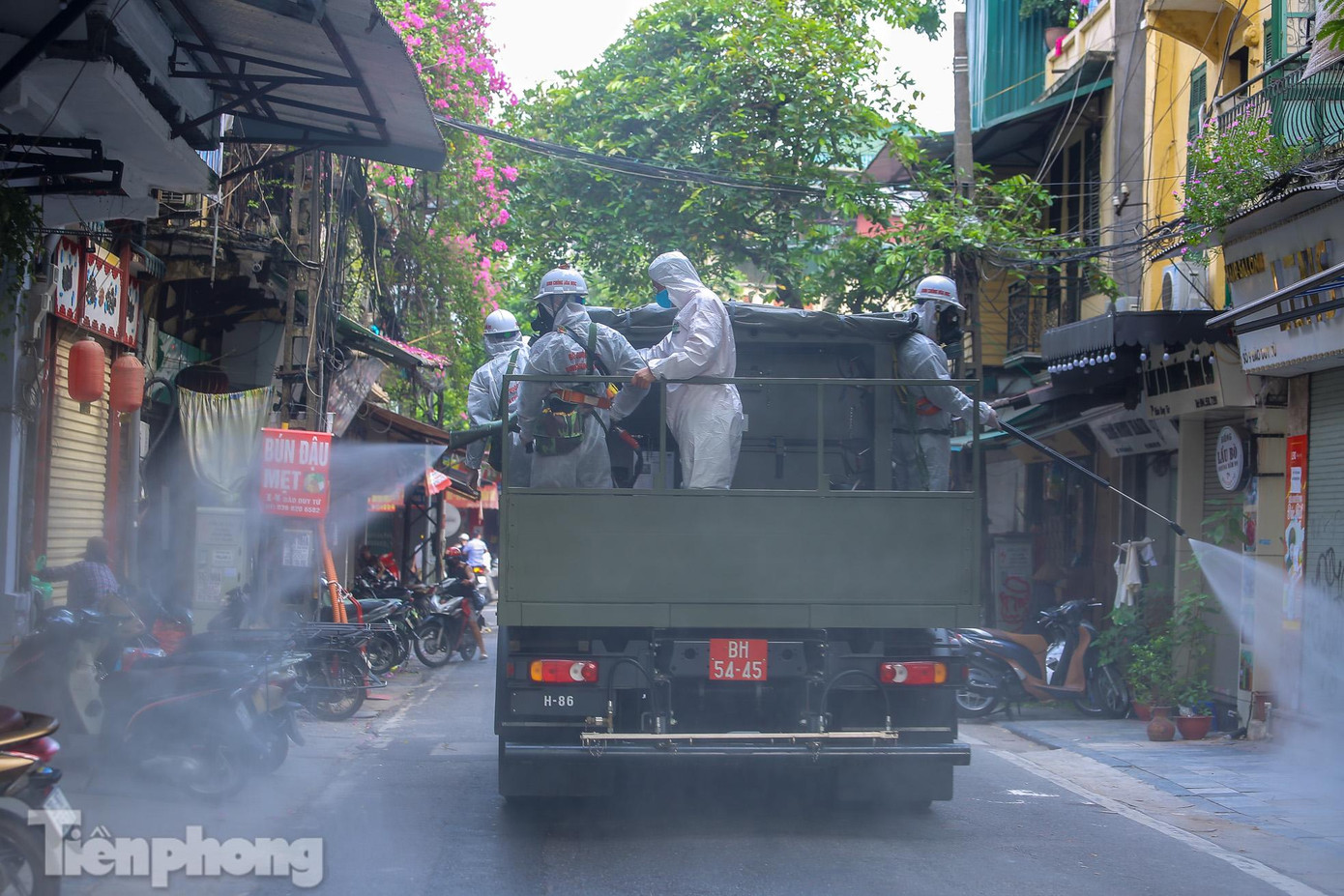 Những phố nhỏ cũng được phun khử khuẩn kỹ lưỡng.