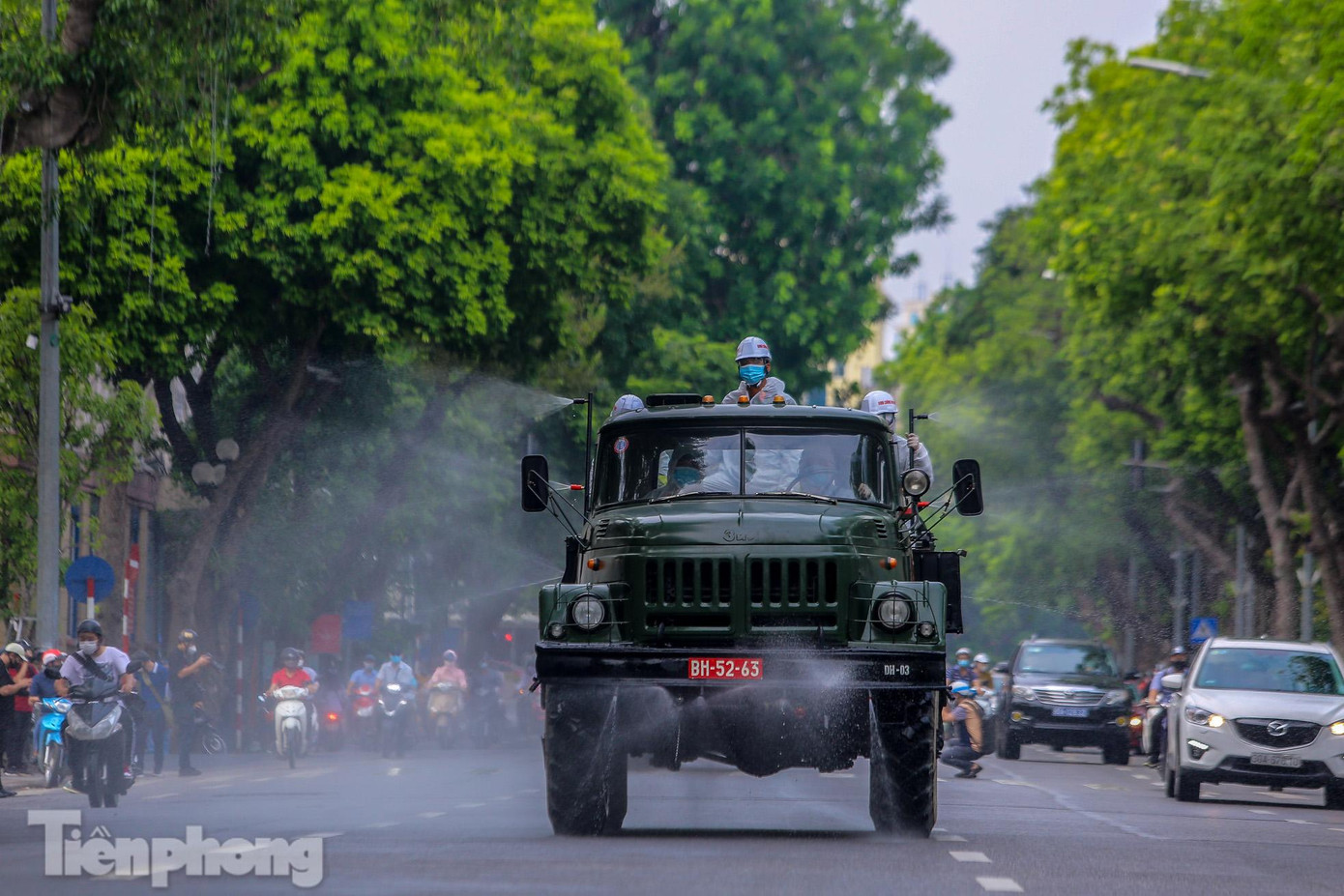 Trước đó, sáng 25/7, Bí thư Thành ủy Hà Nội Đinh Tiến Dũng tới thăm, kiểm tra Sở Chỉ huy công tác phòng chống COVID-19 thành phố Hà Nội (trụ sở UBND thành phố, số 4 phố Lê Lai, quận Hoàn Kiếm) và dự họp trực tuyến với sở chỉ huy các sở, ngành, quận, huyện, thị xã. Bí thư đề nghị Sở Chỉ huy thành phố giao cho Bộ Tư lệnh Thủ đô tổ chức phun khử khuẩn tương đối rộng trên địa bàn. Sở Công Thương phải có phương án bảo đảm nguồn hàng hóa thiết yếu dài hơi hơn. Các cấp, các ngành quan tâm, tạo điều kiện bảo đảm lưu thông hàng hóa...