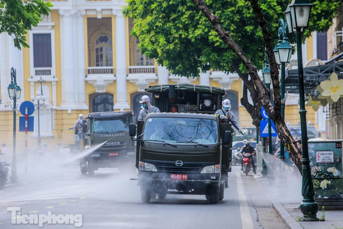 Đúng 8h, các xe quân đội bắt đầu chạy quanh khu vực quận Hoàn Kiếm tiến hành phun khử khuẩn.
