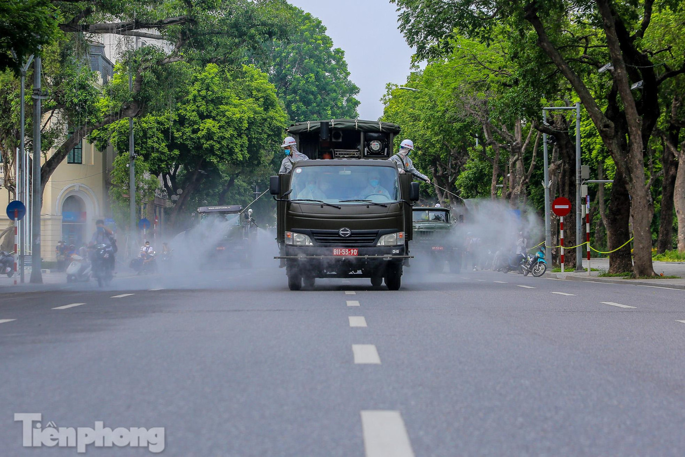 Xe phun khử khuẩn trên phố Đinh Tiên Hoàng.
