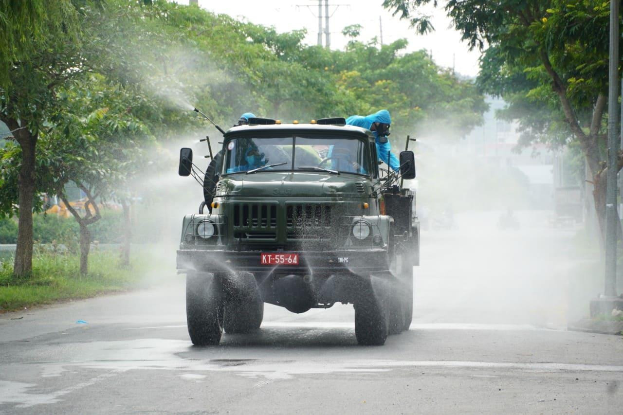 Xe chuyên dụng được điều động phun khử khuẩn. Ảnh: Nguyễn Minh.