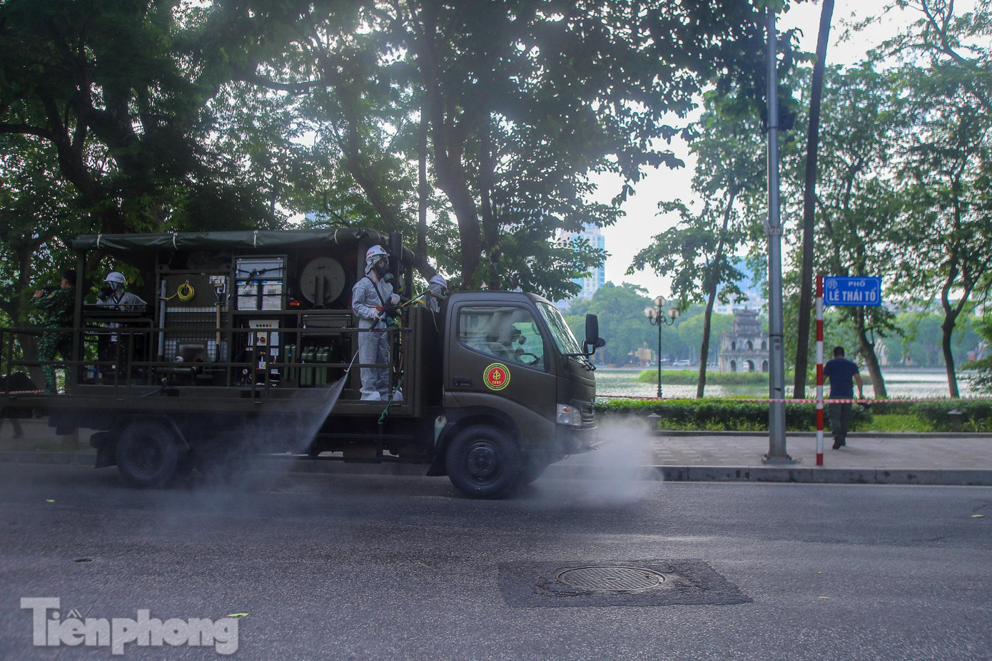 Xe phun khử khuẩn xung quanh khu vực hồ Hoàn Kiếm.