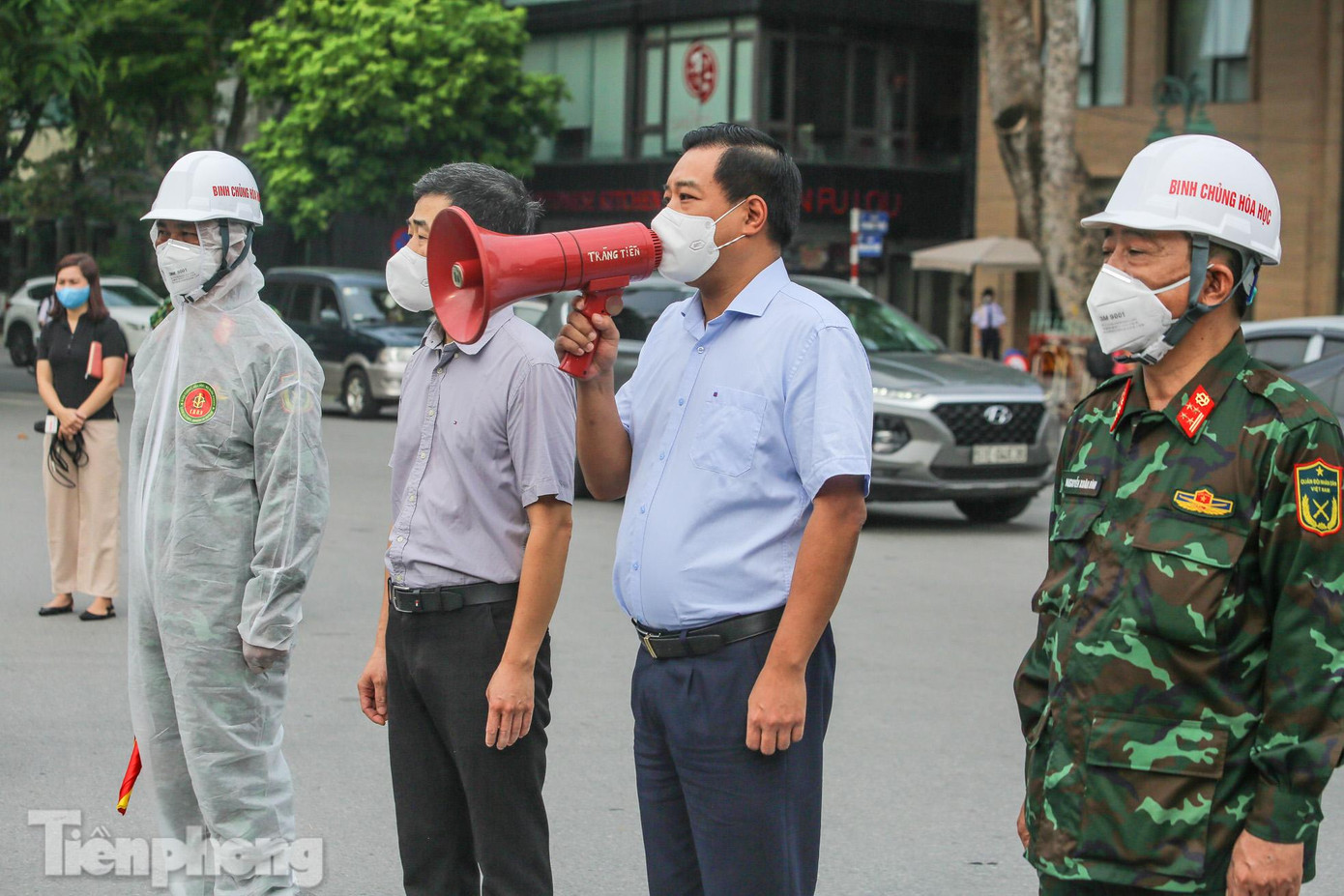 "Quận Hoàn Kiếm dược chứng kiến các đồng chí ra quân ngày hôm nay, chúng tôi cảm thấy xúc động. Đây là việc làm rất thiết thực, cùng chung tay đẩy lùi COVID-19 thật nhanh", Phó Bí thư Quận ủy Hoàn Kiếm Đinh Hồng Phong có mặt, phát biểu tại Nhà hát Lớn.