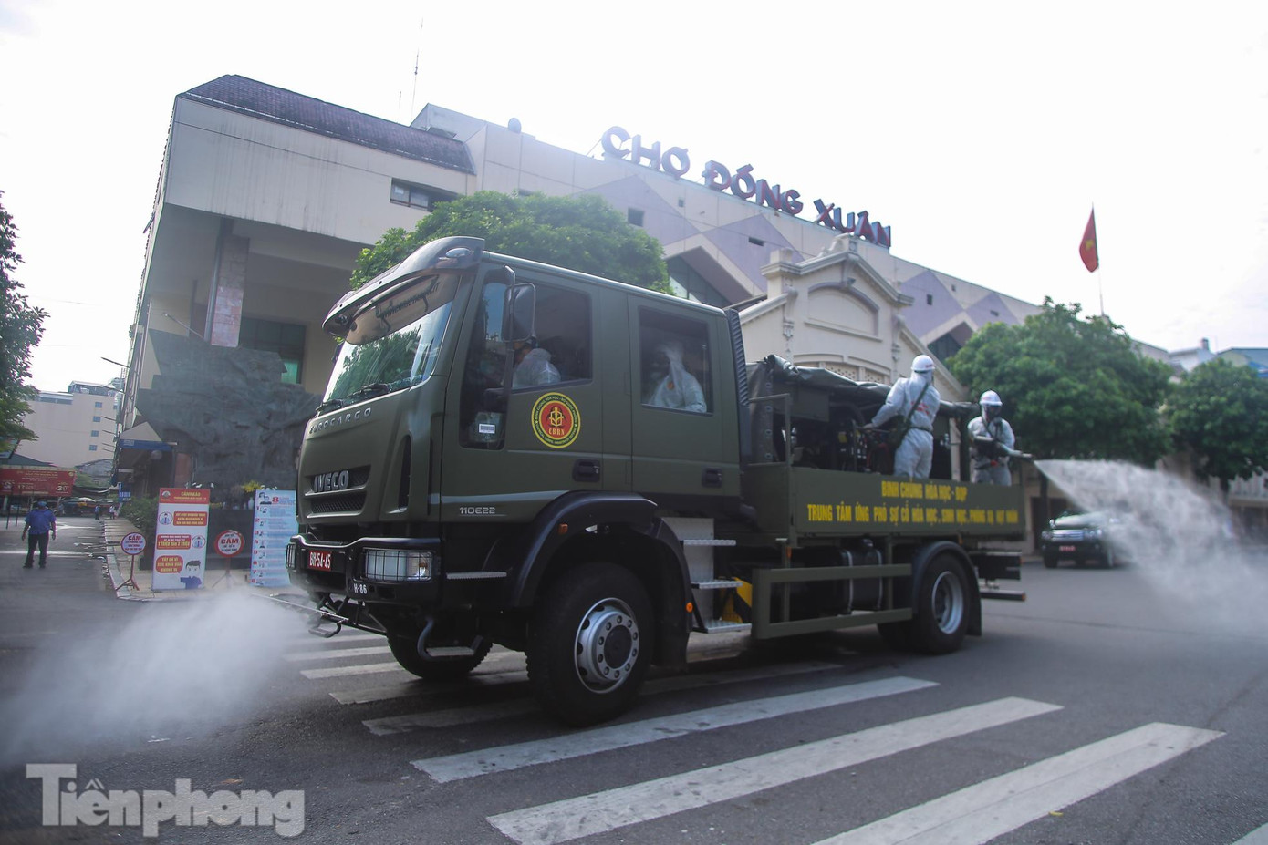 Xe phun khử khuẩn tại khu vực chợ Đồng Xuân.