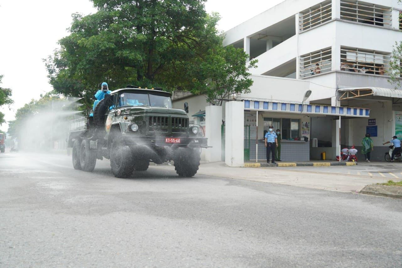 Cũng trong sáng nay, lực lượng Bộ Tư lệnh Thủ đô tiến hành phun khử khuẩn tại huyện Chương Mỹ. Ảnh: Nguyễn Minh.