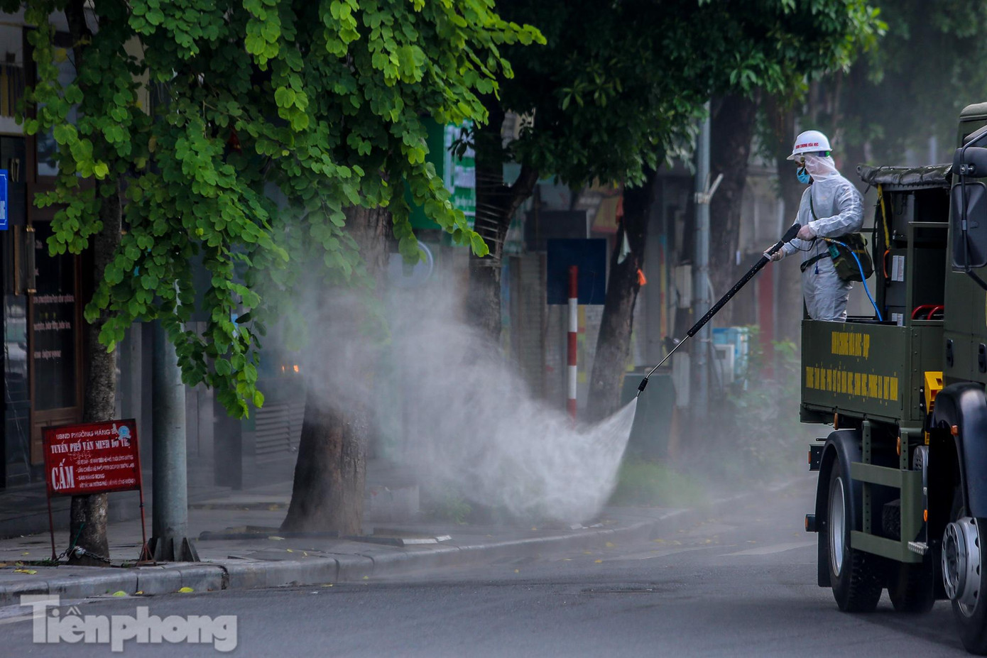 Phun khử khuẩn khắp các ngóc ngách, ngõ phố.