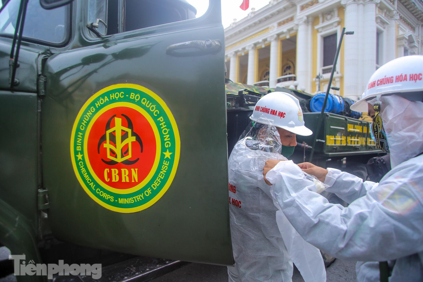 Công tác chuẩn bị được diễn ra nhanh chống với bộ đồ bảo hộ phòng chống COVID-19.
