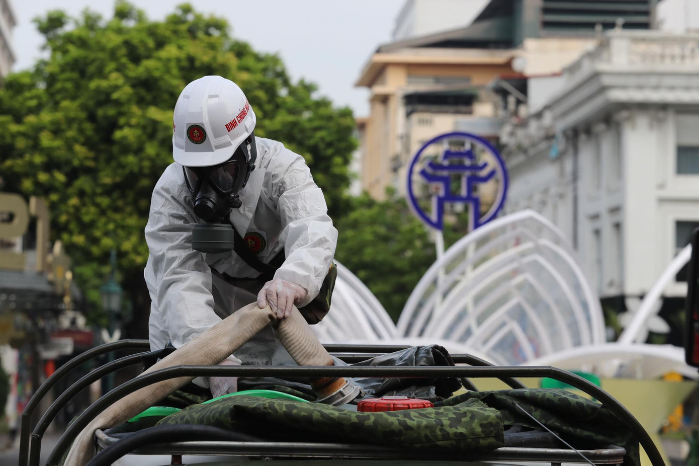 Tiếp nước vào bình chứa. Ảnh: Hoàng Mạnh Thắng.