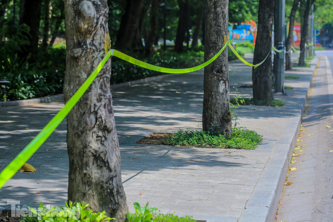 Khu vực Hồ Gươm (quận Hoàn Kiếm, Hà Nội), nơi tập trung đông người tập thể dục được giăng dây chắn quanh hồ. Khu vực Hồ Gươm (quận Hoàn Kiếm, Hà Nội), nơi tập trung đông người tập thể dục được giăng dây chắn quanh hồ.