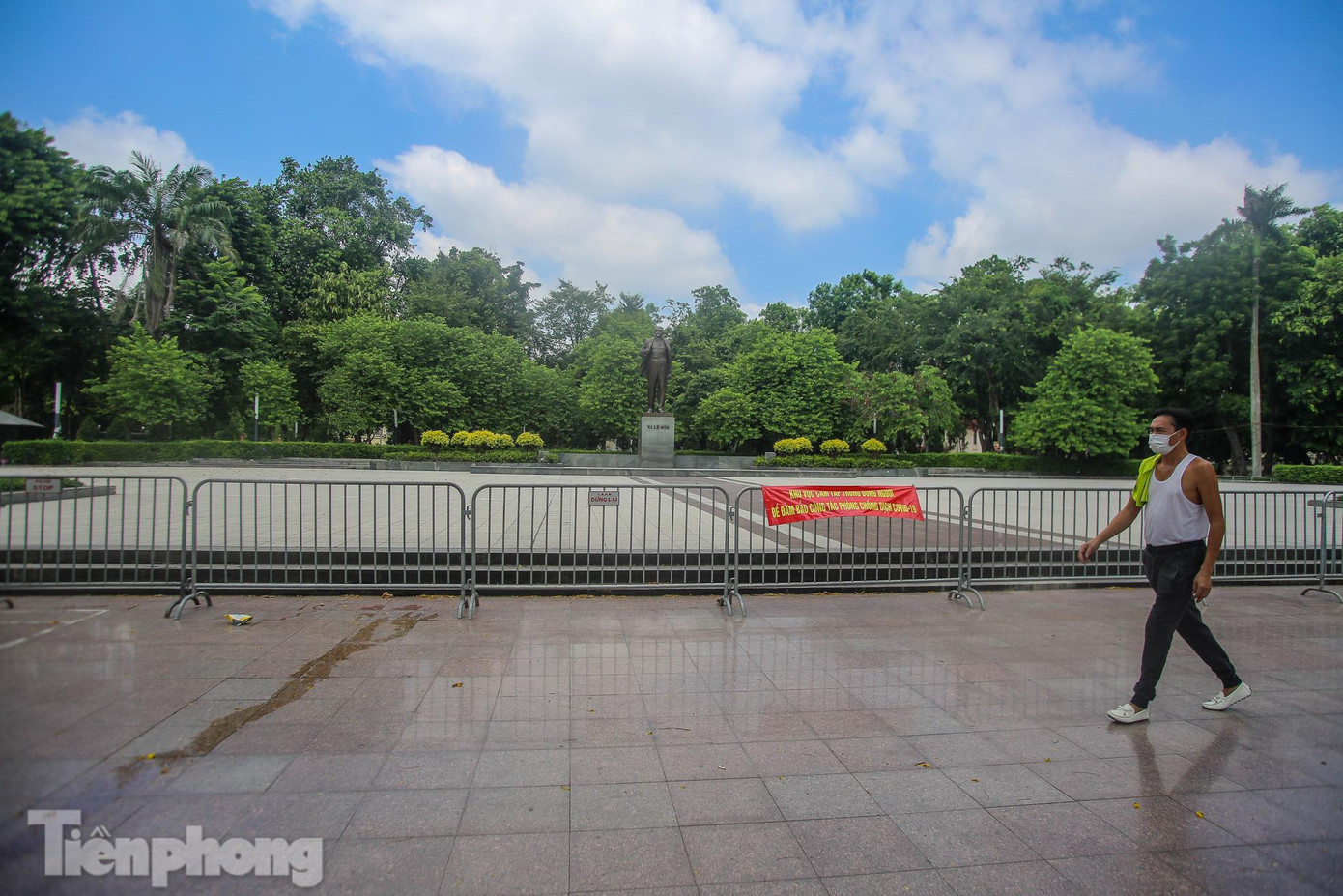 Hàng rào barie được dựng lên tại khu vực vườn hoa Lê Nin Hàng rào barie được dựng lên tại khu vực vườn hoa Lê Nin