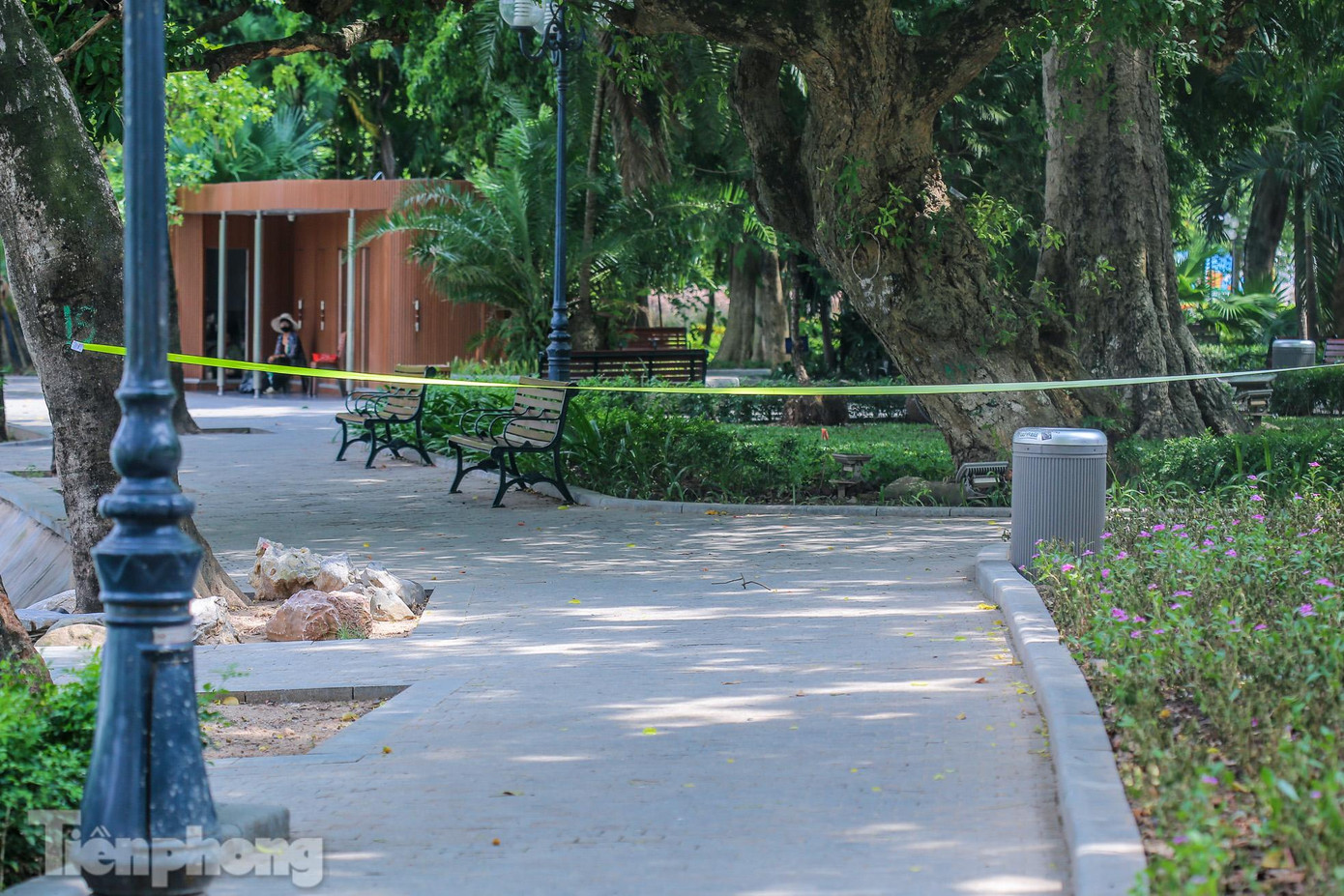 Nhằm thực hiện nghiêm công tác phòng chống dịch, lực lượng chức năng tiến hành giăng dây khắp lối các nơi công cộng nhằm dừng hoạt động thể dục của người dân. Nhằm thực hiện nghiêm công tác phòng chống dịch, lực lượng chức năng tiến hành giăng dây khắp lối các nơi công cộng nhằm dừng hoạt động thể dục của người dân.