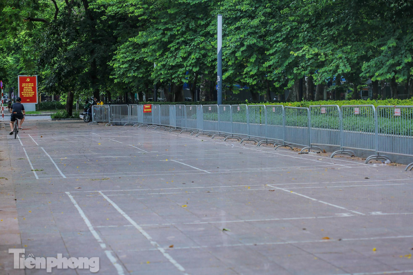 Hàng rào ngăn chặn người dân hoạt động thể thao ngoài trời tại khu vực trên. Hàng rào ngăn chặn người dân hoạt động thể thao ngoài trời tại khu vực trên.