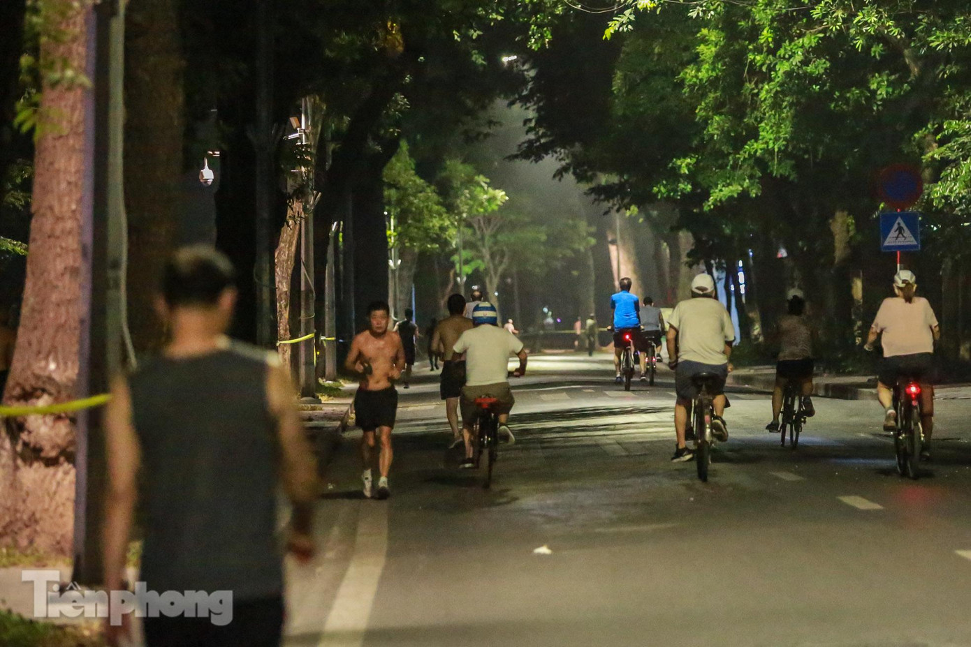 Đây là khoảng thời gian chưa có lực lượng chức năng xuất hiện tại các chốt chặn khu vực công cộng.