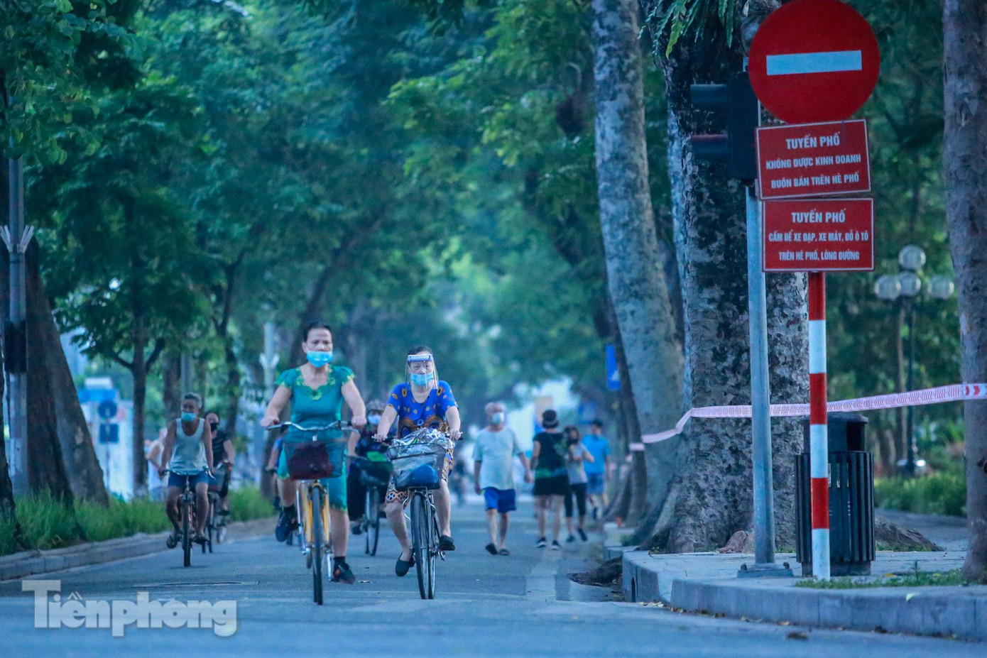 Chỉ khi có sự xuất hiện lực lượng chức năng, yêu cầu người dân trở về nhà thì đường phố mới vắng vẻ trở lại.