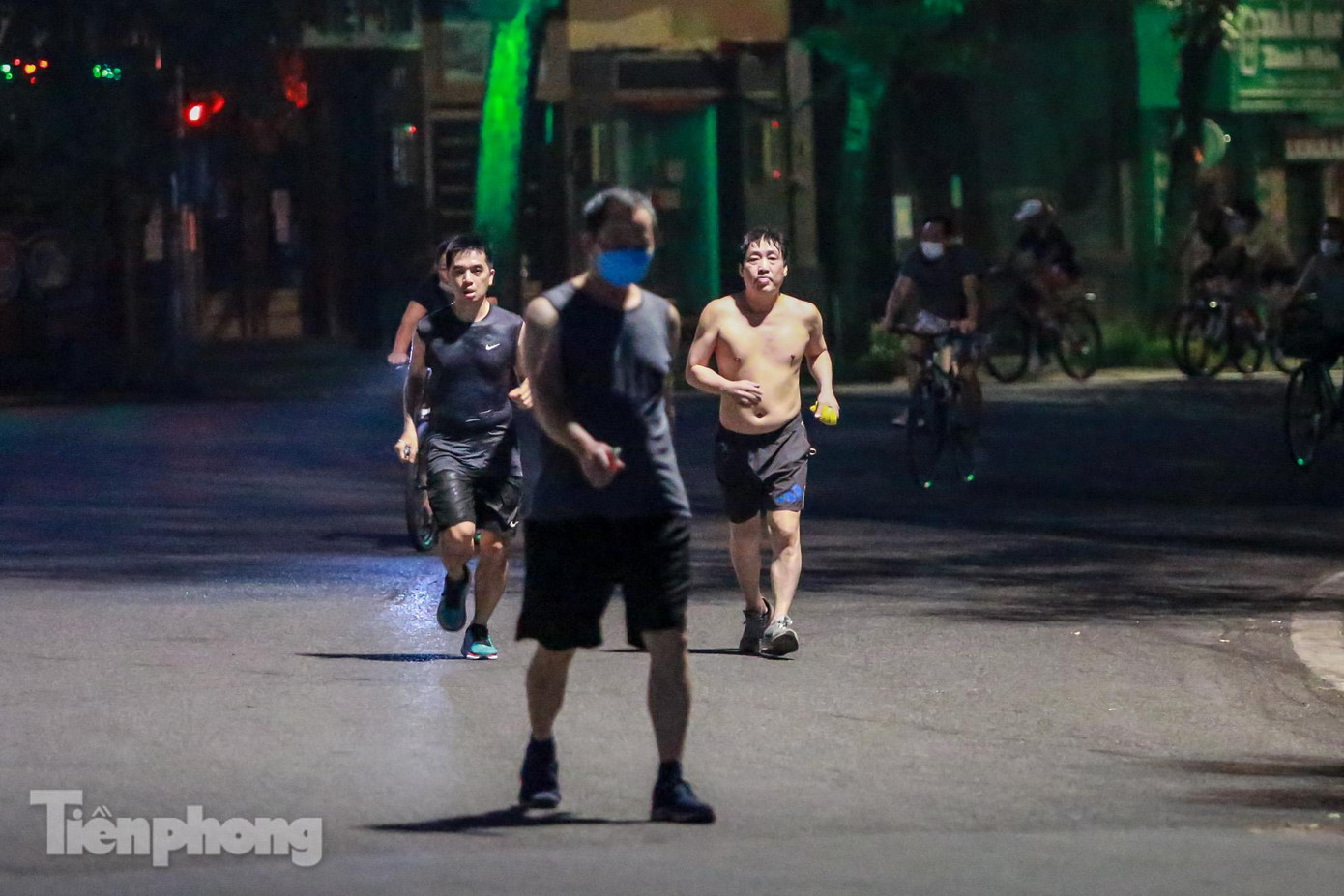 Mới đây, TP Hà Nội áp dụng các biện pháp cấp bách phòng chống dịch COVID-19 kể từ 00h00 ngày 19/7/2021. Thành phố yêu cầu mọi người dân ở tại nhà, chỉ ra ngoài trong trường hợp thật sự cần thiết.