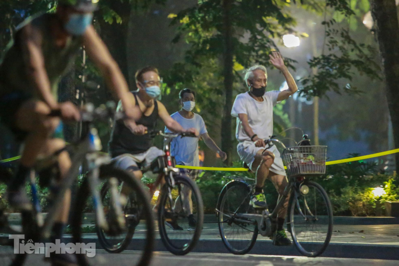Lượng người đạp xe đông lên khoảng 5h sáng.