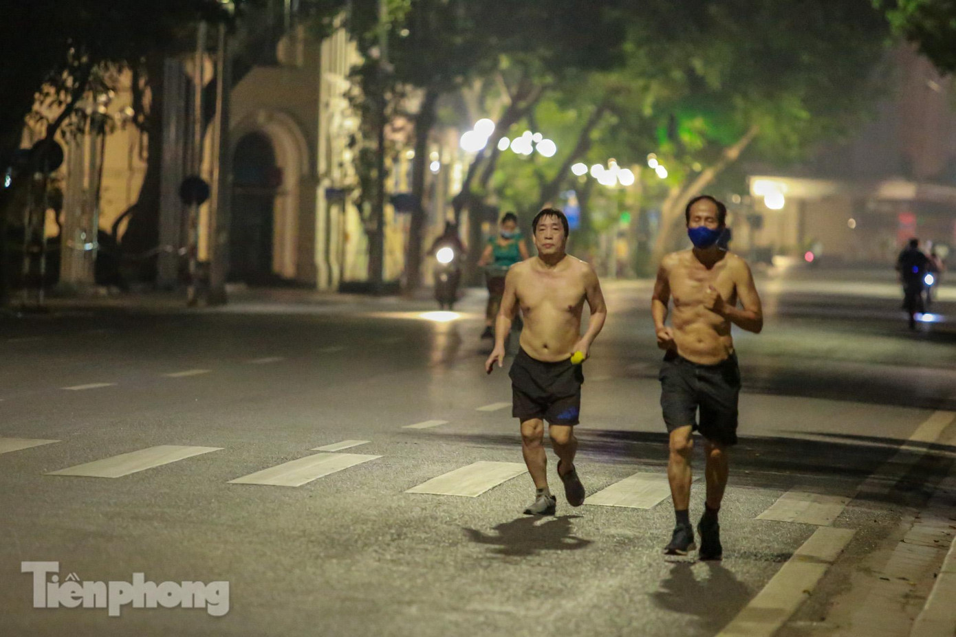 Nhiều người dân còn dặn dò nhau đi tập sớm về trước 5h30 tránh "giáp mặt" lực lượng chức năng.