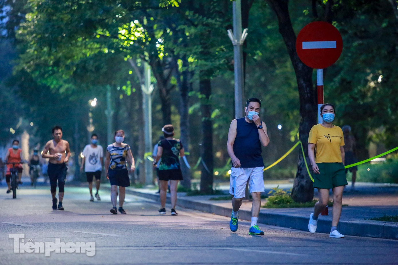 Xung quanh Hồ Gươm được giăng dây, người dân đổ xuống lòng đường tập thể dục.
