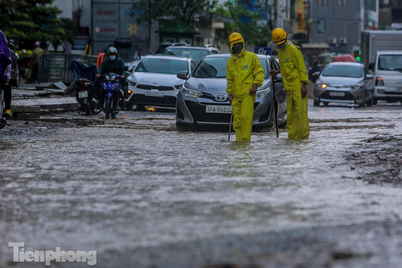 Công nhân có mặt kịp thời để thoát nước, tuy nhiên lượng nước lớn