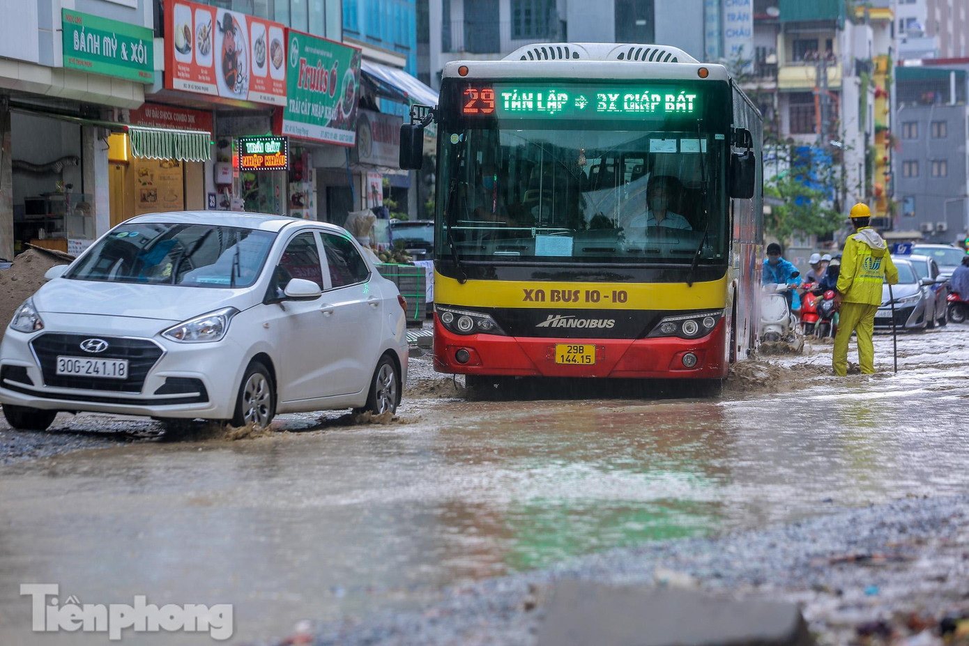 Các phương tiện đều di chuyển khó khăn do tuyến đường trên đang thi công.