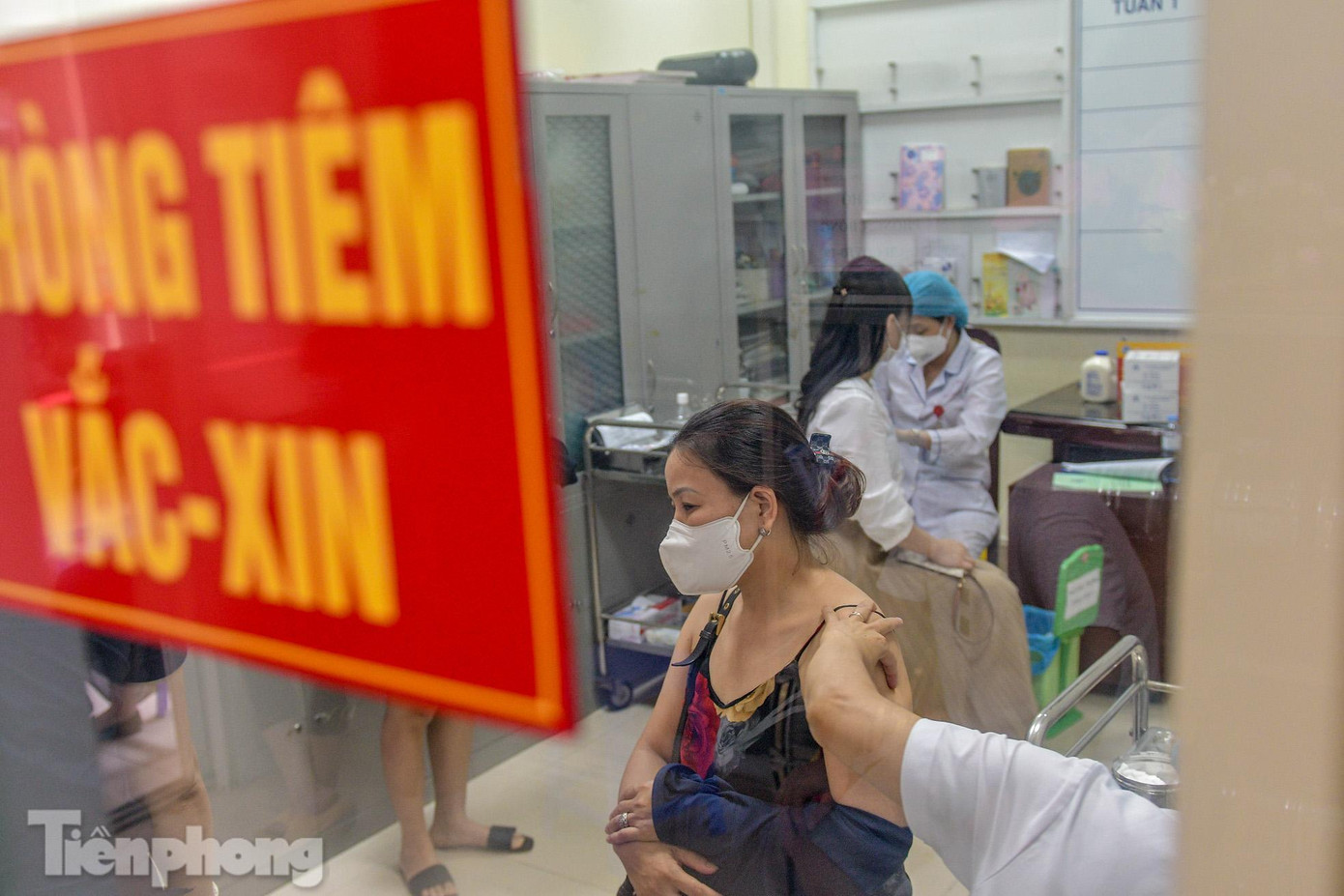 Trong đợt tiêm chủng này, quận Hoàn Kiếm nhận được 16.000 liều, trong đó có gần 7.980 liều vắc xin Moderna và số còn lại là Astra Zeneca. Trong đợt tiêm chủng này, quận Hoàn Kiếm nhận được 16.000 liều, trong đó có gần 7.980 liều vắc xin Moderna và số còn lại là Astra Zeneca.