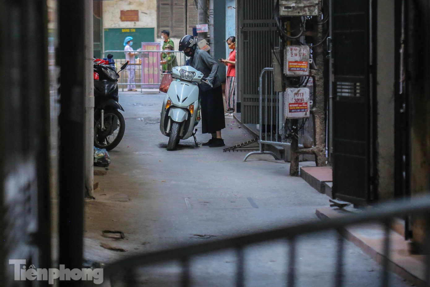 Sau khi phong tỏa, cuộc sống của người dân quanh khu ngõ này bị đảo lộn.