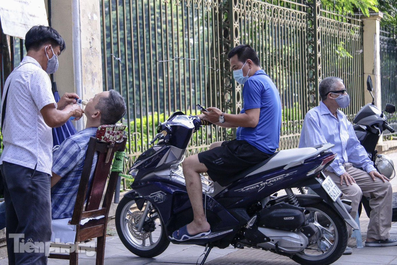 Nhiều người cũng phải xếp hàng chờ đến lượt mới được cắt.