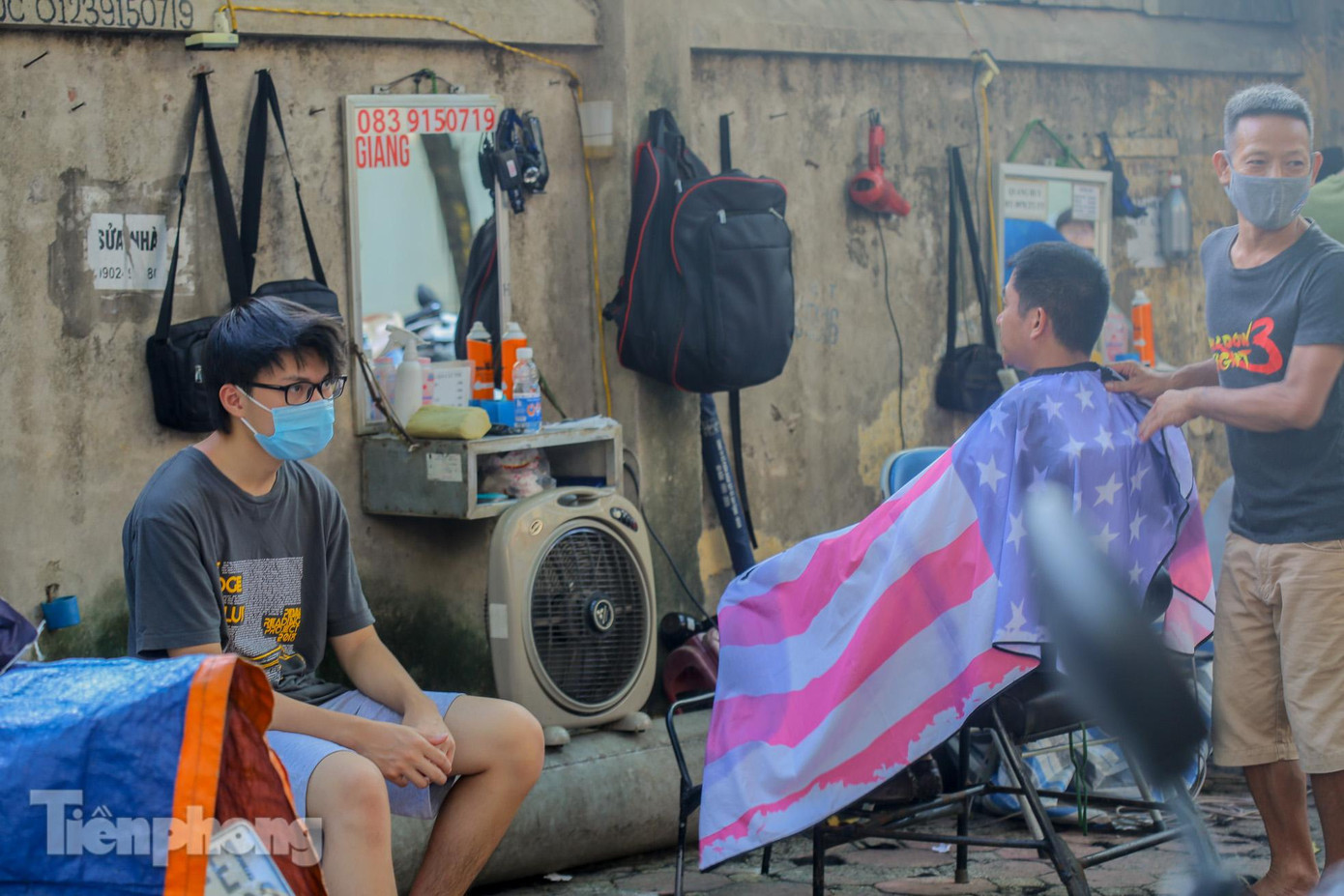 Thời gian cắt tóc cho một người khoảng 15-20 phút. Có người phải chờ 4-5 lượt mới đến mình.