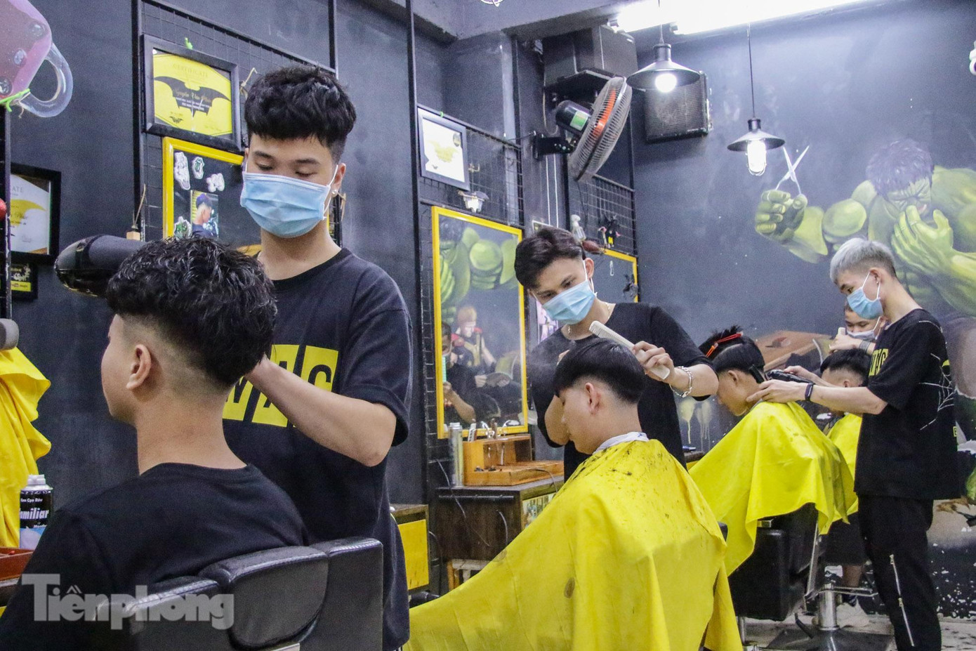 “Sau khi có thông tin vào 00h ngày 13/07 các cửa hàng cắt tóc đóng cửa thì lượng khách tăng đột biến, gấp 10 lần so với những ngày thường”, anh Ngô Đức Thắng (24 tuổi, quản lý của một salon tóc trên đường Láng) cho biết: