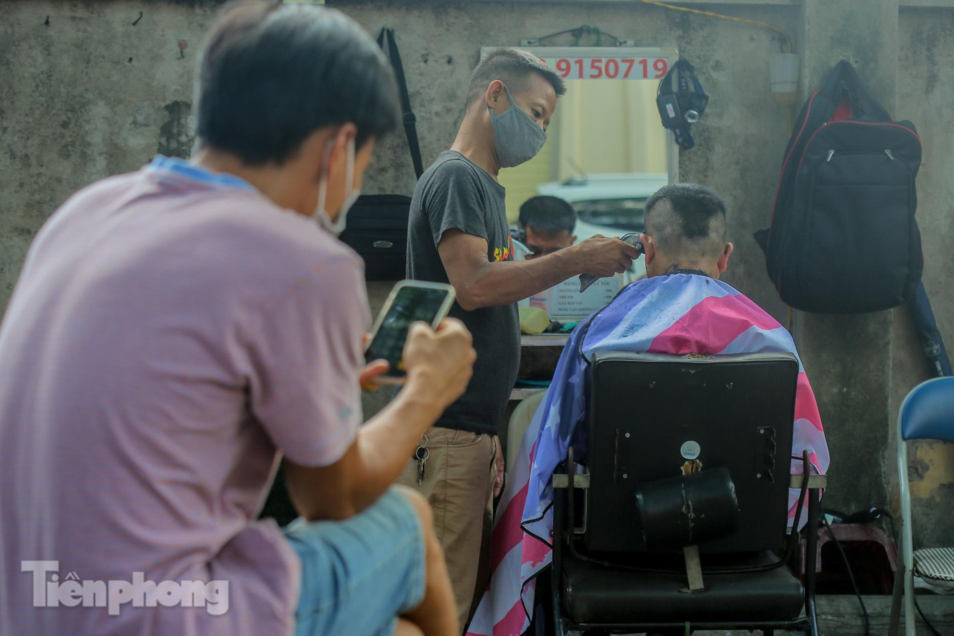 Thợ cắt tóc có một buổi hoạt động hết công suất.