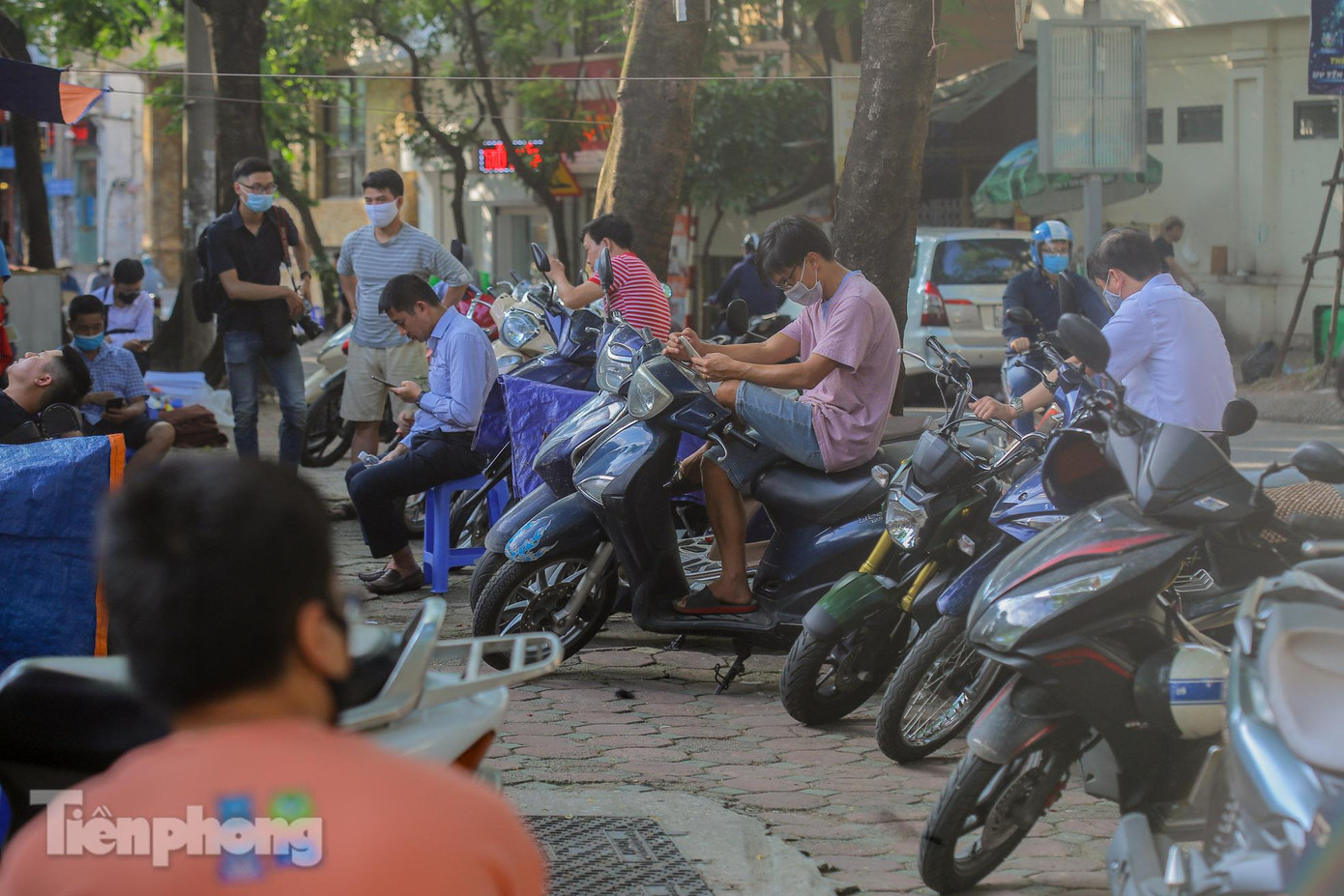 Lượng khách tăng đột biến vào chiều nay (12/7) trước ngày tạm dừng quán cắt tóc (13/7).