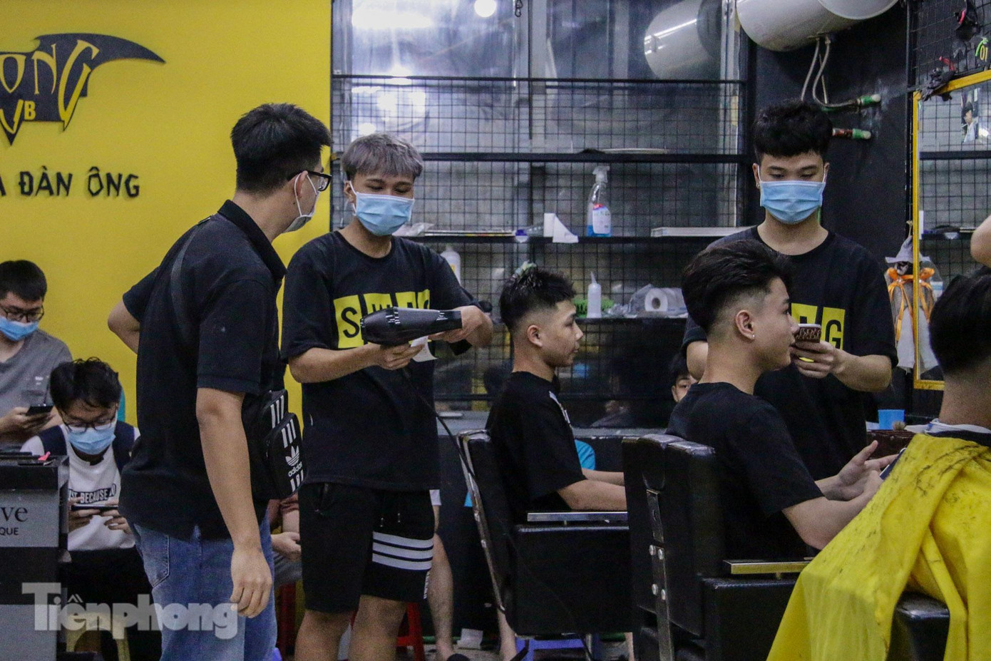 Thành phố sẽ tổ chức đợt cao điểm kiểm tra xử phạt nghiêm các trường hợp vi phạm quy định phòng chống dịch COVID-19. Giám đốc Công an Thành phố, thủ trưởng các sở, ban, ngành Thành phố, Chủ tịch UBND các quận, huyện, thị xã chỉ đạo công an các quận, huyện, thị xã phối hợp với các lực lượng chức năng, chính quyền cơ sở tổ chức đợt cao điểm kiểm tra, xử phạt nghiêm các trường hợp, cơ sở dịch vụ không thực hiện các biện pháp phòng chống dịch; tăng mức phạt cao nhất, yêu cầu đóng cửa và xem xét việc thu hồi giấy phép kinh doanh đối với những cơ sở kinh doanh dịch vụ vi phạm nhiều lần.