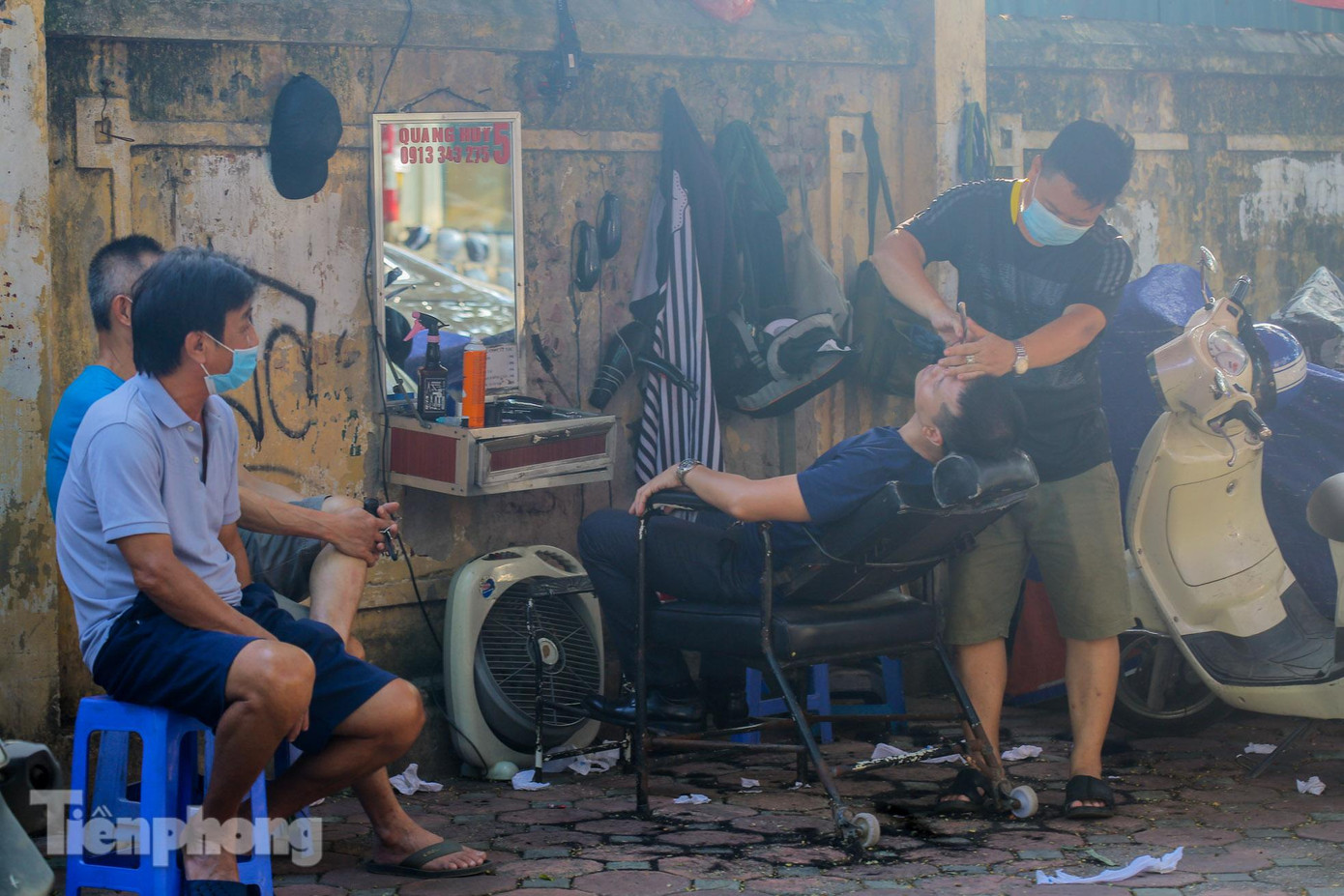 Nhiều người phải xếp hàng, đợi cả tiếng đồng hồ để đến lượt mình.