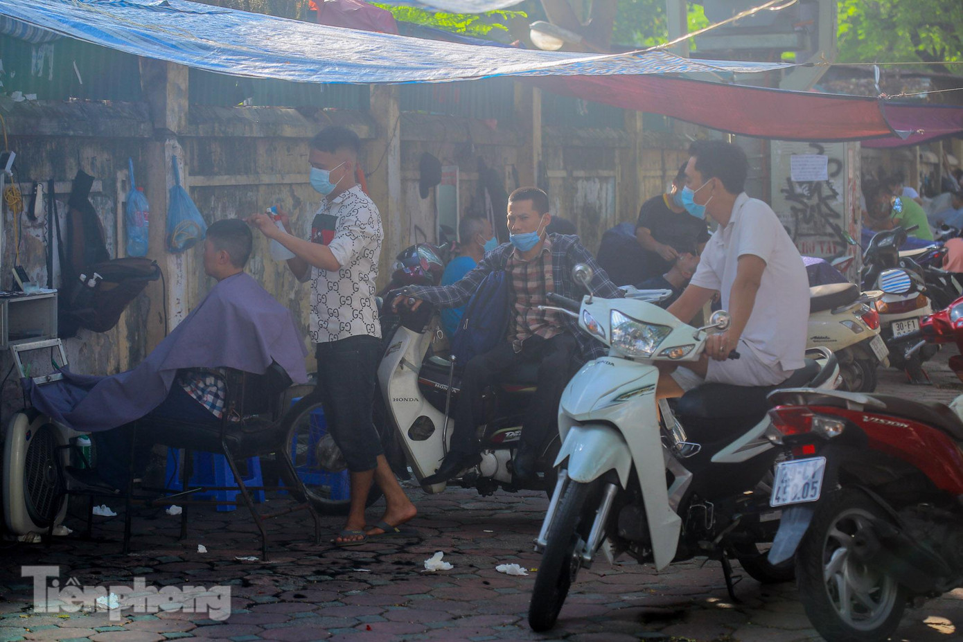 Ghi nhận của PV trưa 25/5, nhiều người dân Thủ đô kéo đến các tiệm cắt tóc, gội đầu trước giờ dừng hoạt động. Mọi cửa hàng đều hoạt động hết công suất, đặc biệt là những cửa hàng cắt tóc trên phố Tràng Thi, Thái Thịnh, Láng, Tô Hiệu...