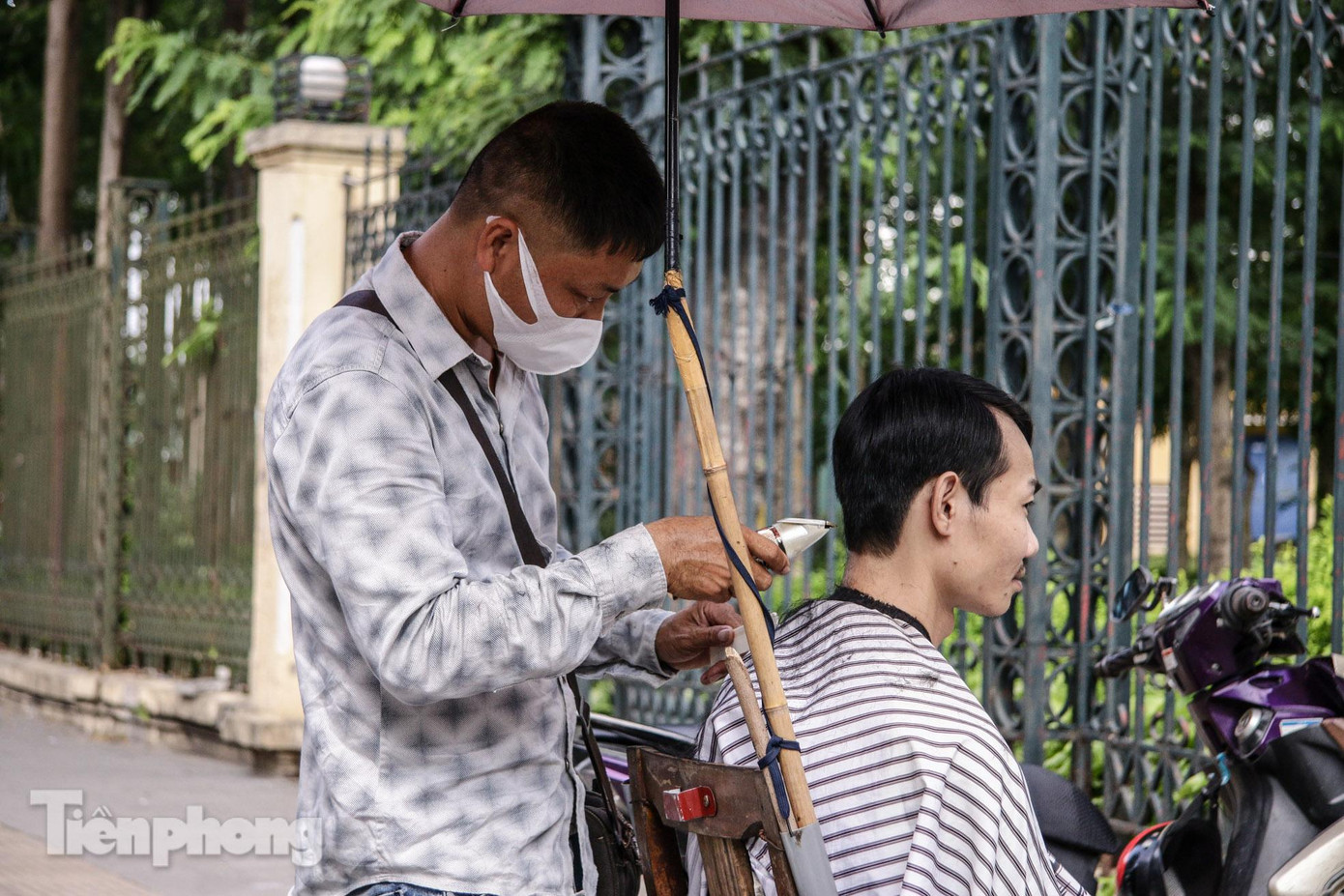Tương tự các tiệm cắt tóc trên phố Tô Hiệu làm việc không ngừng tay.