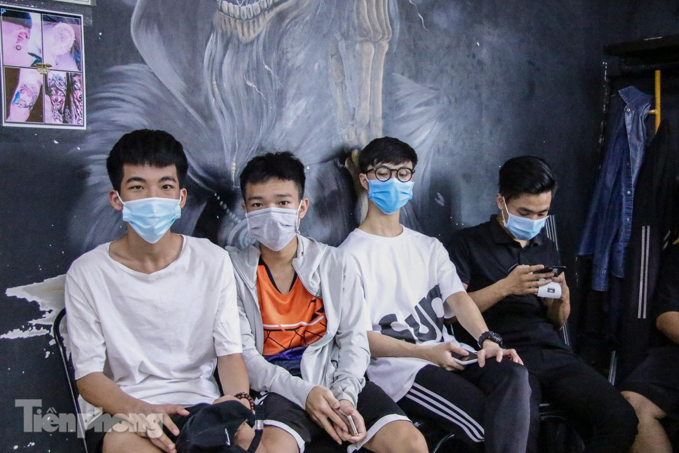 Anh Nguyễn Đăng Khoa (25 tuổi) vội đi cắt tóc khi biết ngày mai có lệnh cấm. “Dù phải chờ đợi lâu nhưng vẫn phải chờ vì chưa biết bao giờ các cửa hàng cắt tóc mới mở trở lại”, anh Khoa nói.