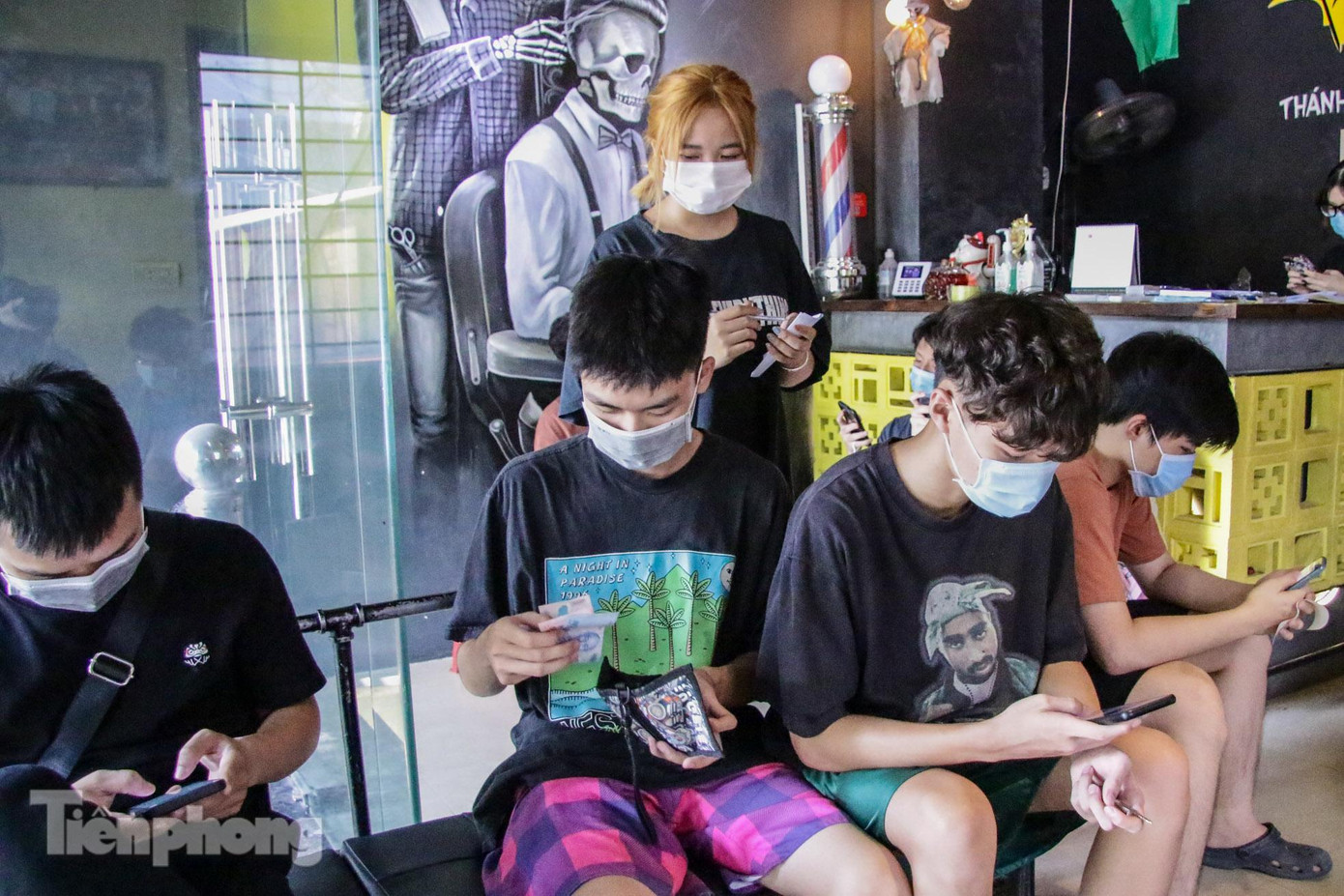 Mặc cho lâu đến lượt, khách hàng vẫn ngồi chờ.