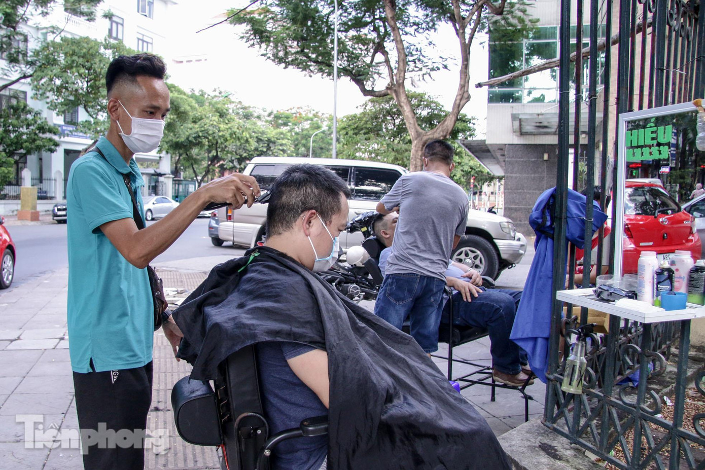 Trước đó, các tiệm cắt tóc phải tạm dừng hoạt động ngày 25/5 để phòng chống dịch COVID-19, mở lại vào ngày 22/6. Sau hơn 2 tuần hoạt động lại phải tạm dừng lần nữa.