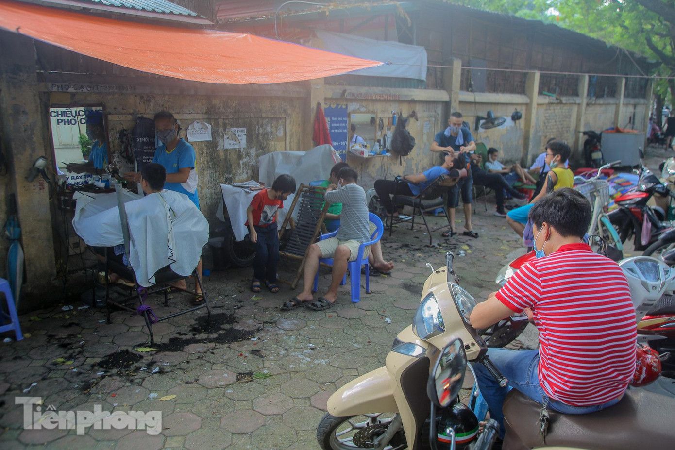 Trưa 12/7, TP Hà Nội quyết định từ 00h00 ngày 13/7/2021: Dừng tất cả hoạt động kinh doanh dịch vụ không thiết yếu phục vụ công tác phòng, chống dịch COVID-19: Nhà hàng, cơ sở dịch vụ ăn, uống tại chỗ (chỉ cho phép bán hàng mang về), các cửa hàng cắt tóc, gội đầu. Thực hiện dừng triệt để hoạt động vui chơi, tập thể dục, tụ tập đông người tại công viên, vườn hoa và các địa điểm công cộng.