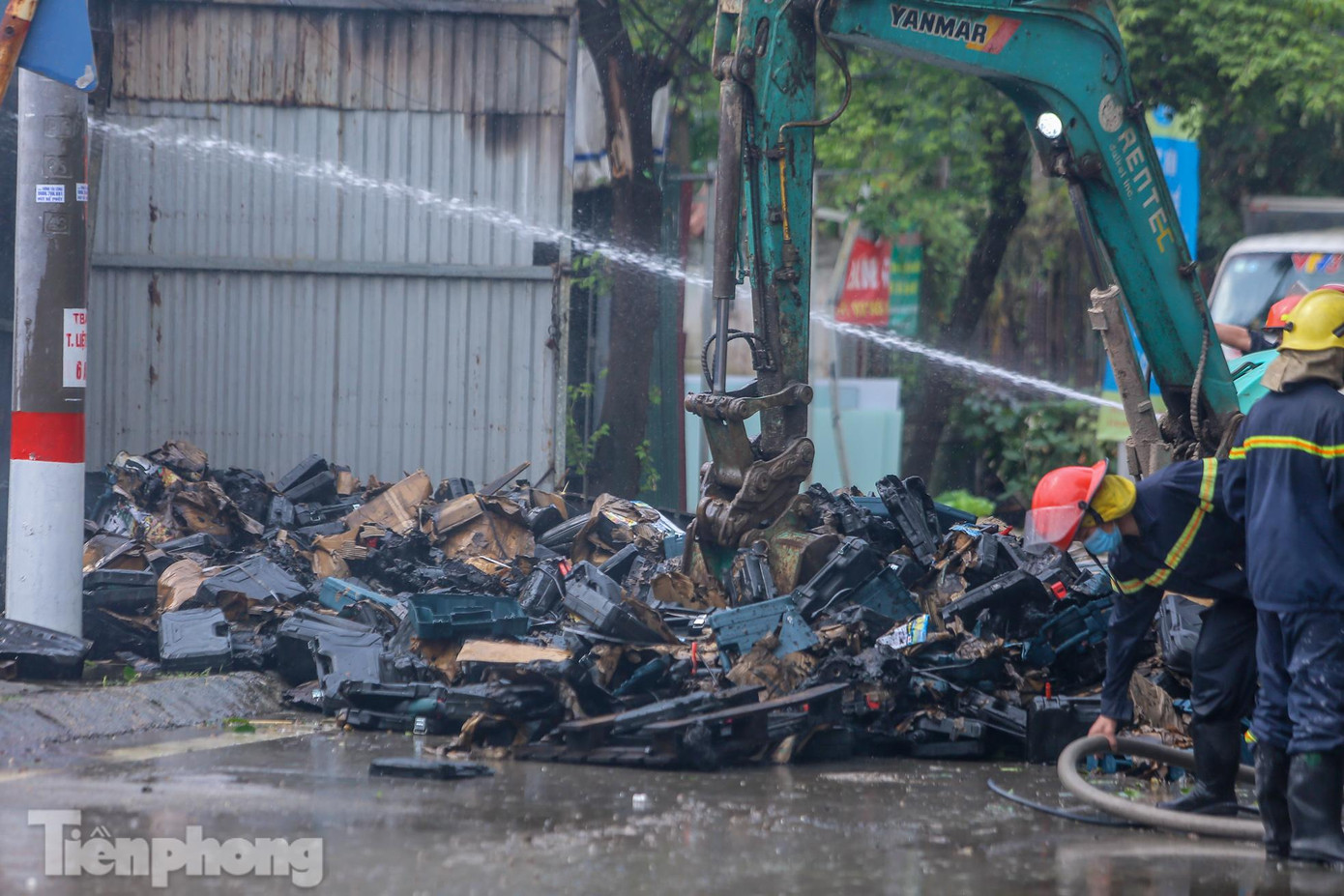 Lực lượng PCCC tiếp cận bên trong. Lực lượng PCCC tiếp cận bên trong.