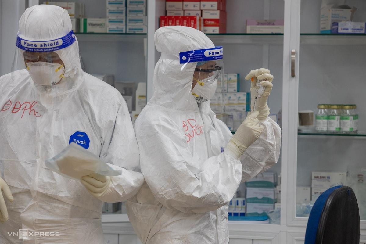 Vào ca trực, các điều dưỡng quay cuồng giữa các công việc theo dõi monitor, máy thở, tiêm truyền thuốc, vệ sinh răng miệng bệnh nhân, cho bệnh nhân ăn, thay drap giường...